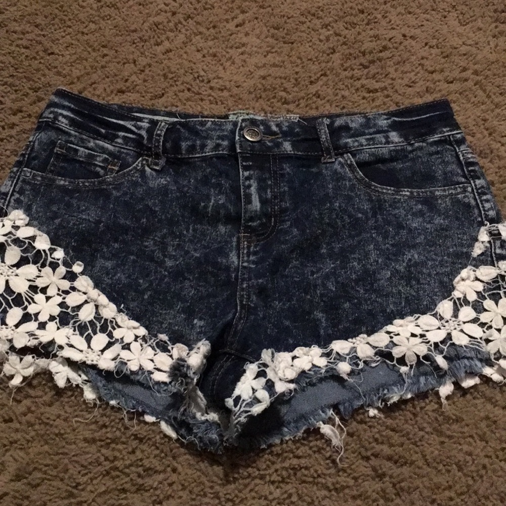 Hot Kiss cici Jean shorts w/white floral accents Sz 9